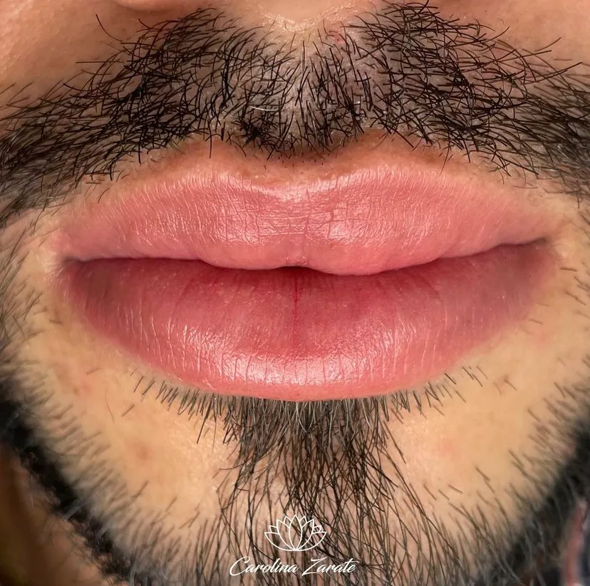 Micropigmentación de labios masculina en Medellín — Carolina Zarate Clinic 1